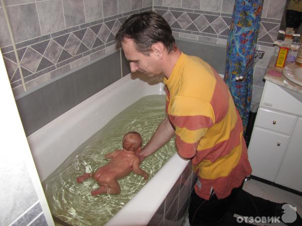 Купание с грудничком в одной ванной. вредно для него? - страна мам