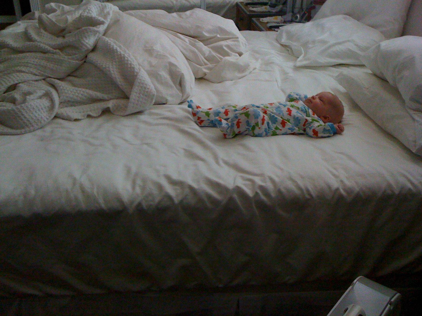 Ребенок упал с мамой. Грудничок упал с кровати. Младенец на большой кровати. Малыш падает с кроватки.