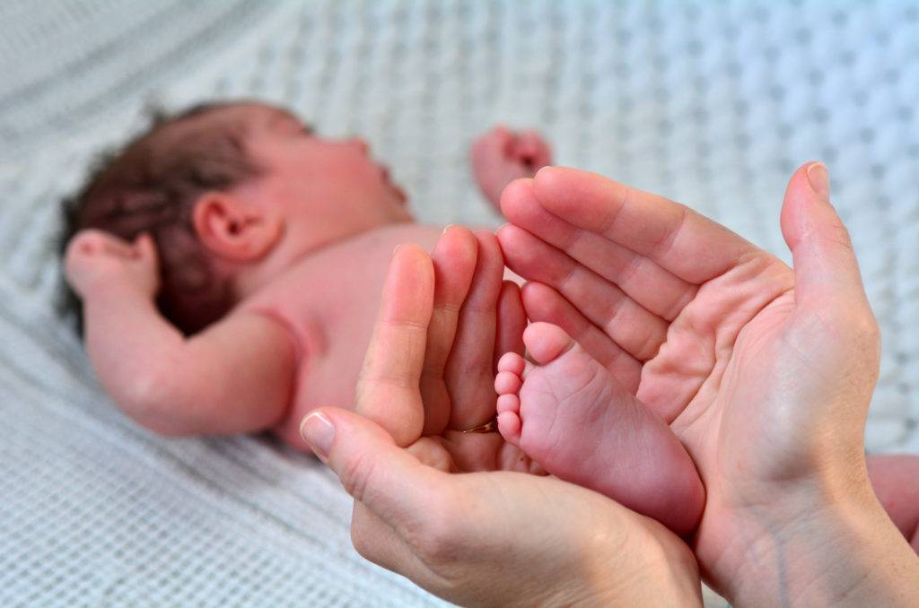 Грудной ребенок сильно потеет: почему потеет голова и ножки у младенца
