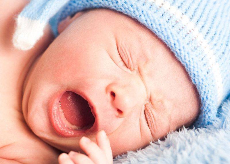 Почему новорожденный чихает: мнение комаровского по лечению младенцев