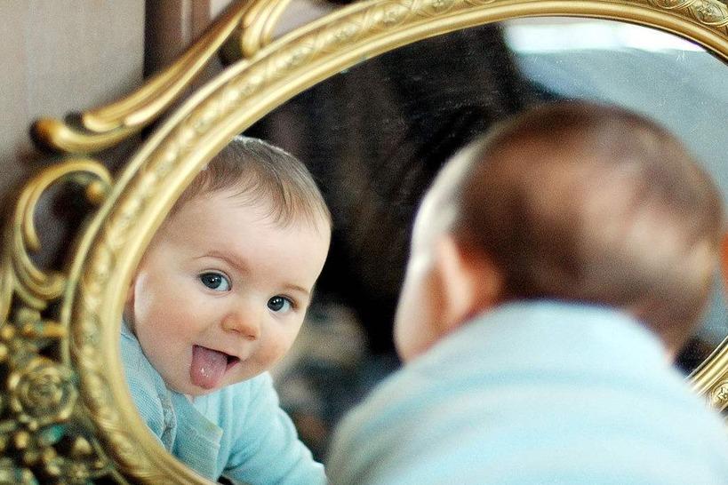 Ребенок и зеркало. почему нельзя показывать зеркало ребенку?