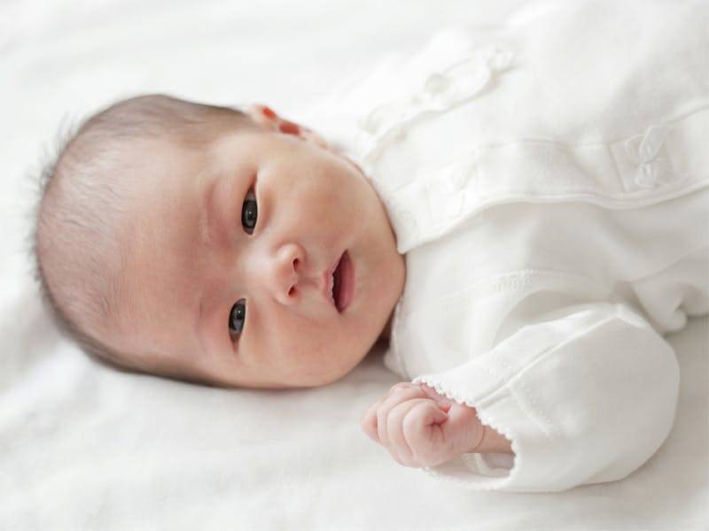 Новорожденный ребенок закатывает глаза когда засыпает или спит: причины, что делать