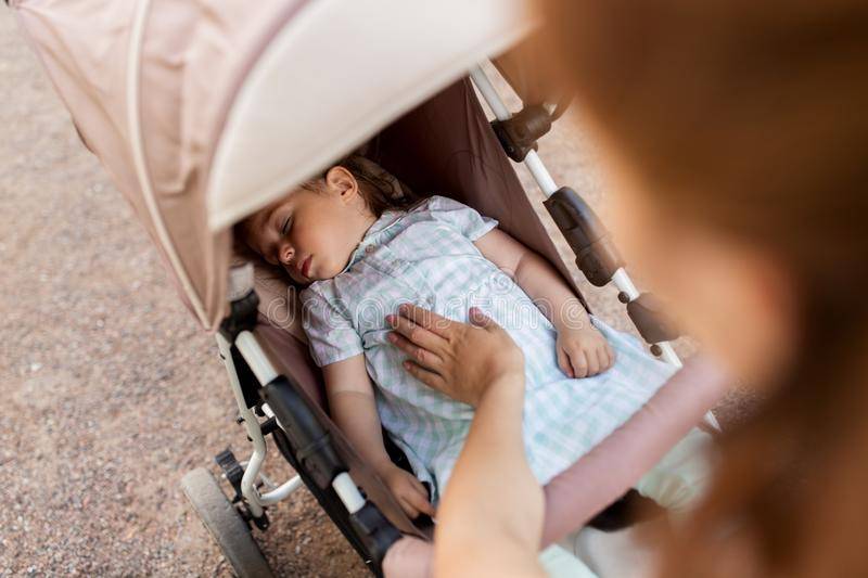 Ребенок не хочет лежать в коляске: как гулять?