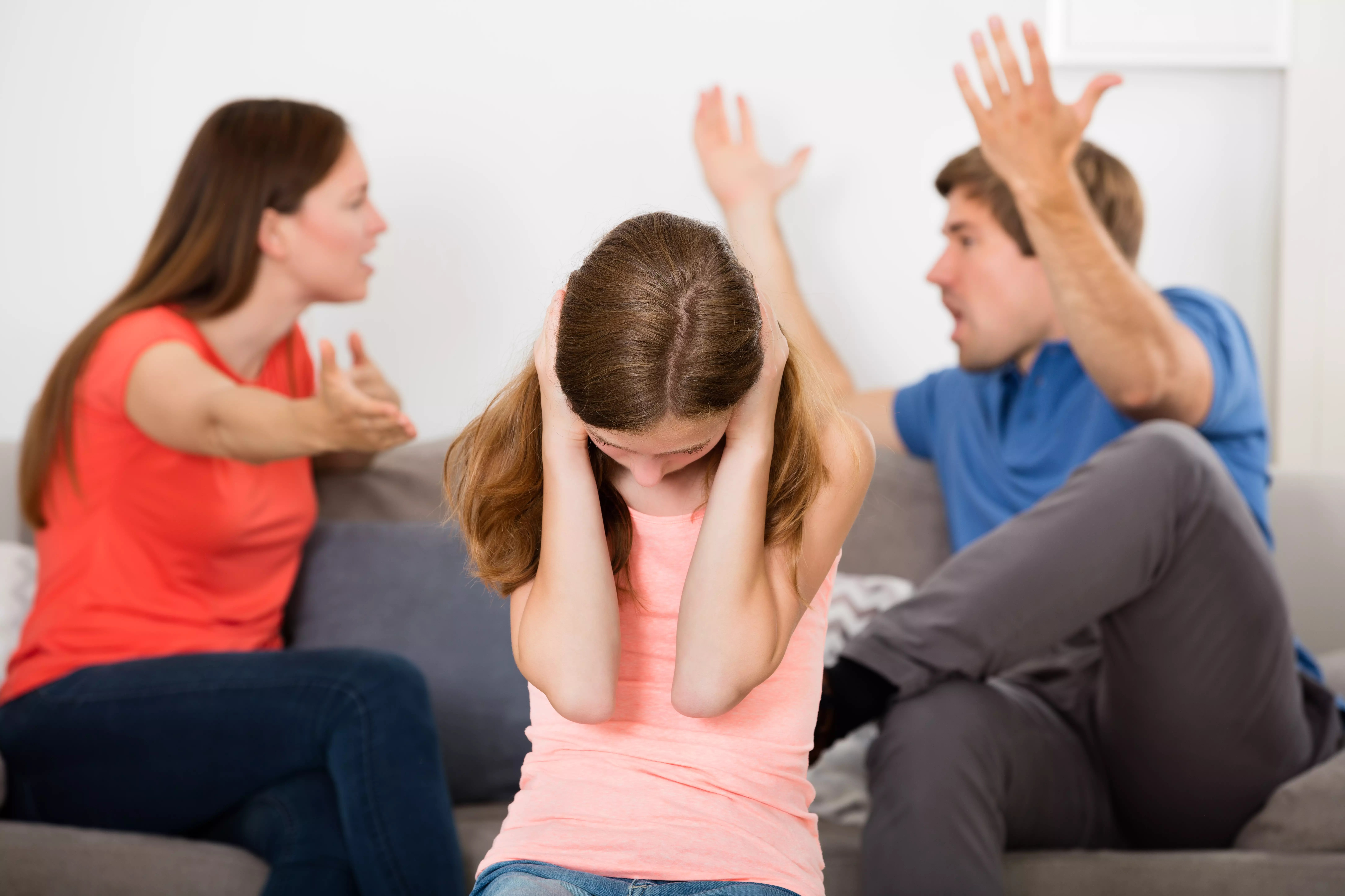 Нападение в конфликте. Ссора в семье. Родители ругаются. Ссора родителей. Семейные конфликты.
