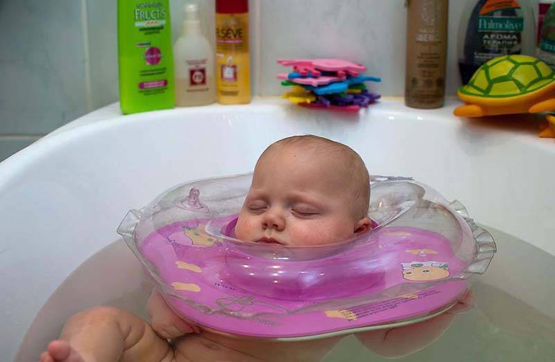 Можно ли купать ребенка при насморке без температуры: разрешается ли это делать, если у грудничка кашель и как после водных процедур почистить носик новорожденному?