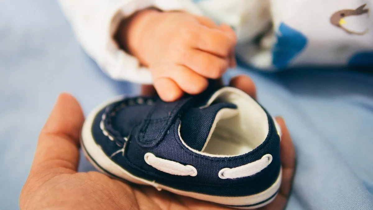 Как выбрать первую обувь для малыша. Детская обувь. Первая обувь для малыша. Первач обувь для малыша. Обувь для первых шагов.