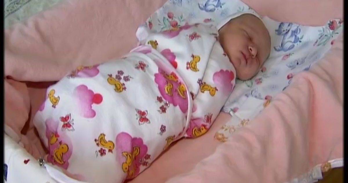 Когда лучше всего перестать пеленать малыша и нужно ли его укачивать