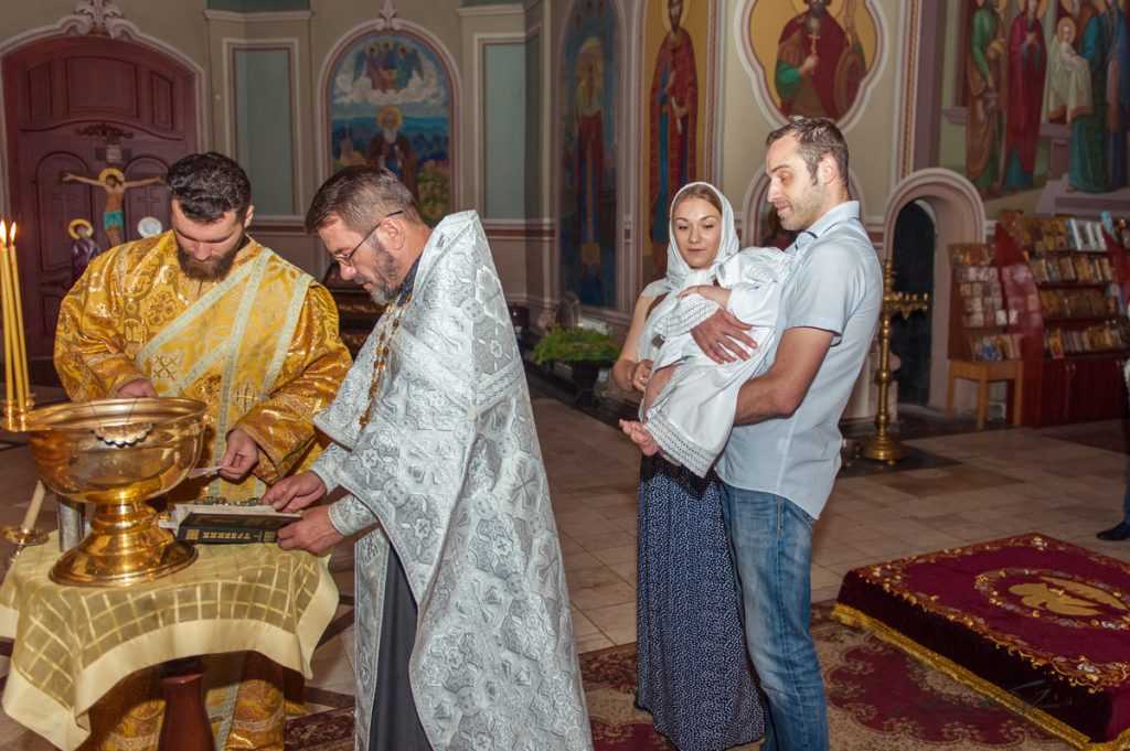 Можно ли крестить детей вместе. Крестины ребенка правила для родителей и крестных. Церковь правила крещение для мальчика. Что одевают на крещение ребенка родители. Что надеть на крестины в Церковь крестной матери летом.