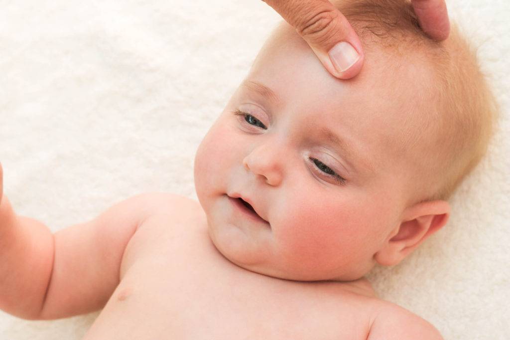 Почему шелушится кожа у новорожденного, и что делать?