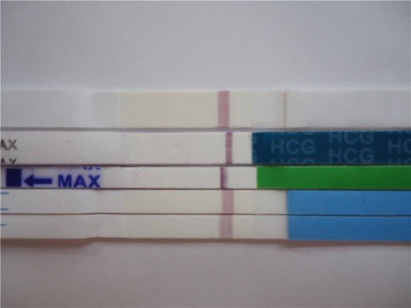 Тест на беременность показал бледную полоску. Бледная тест полоска тест на беременность. Тест на беременность 2 полоска бледная слабая. Тест с бледной второй полоской. Слабая вторая полоска на тесте.