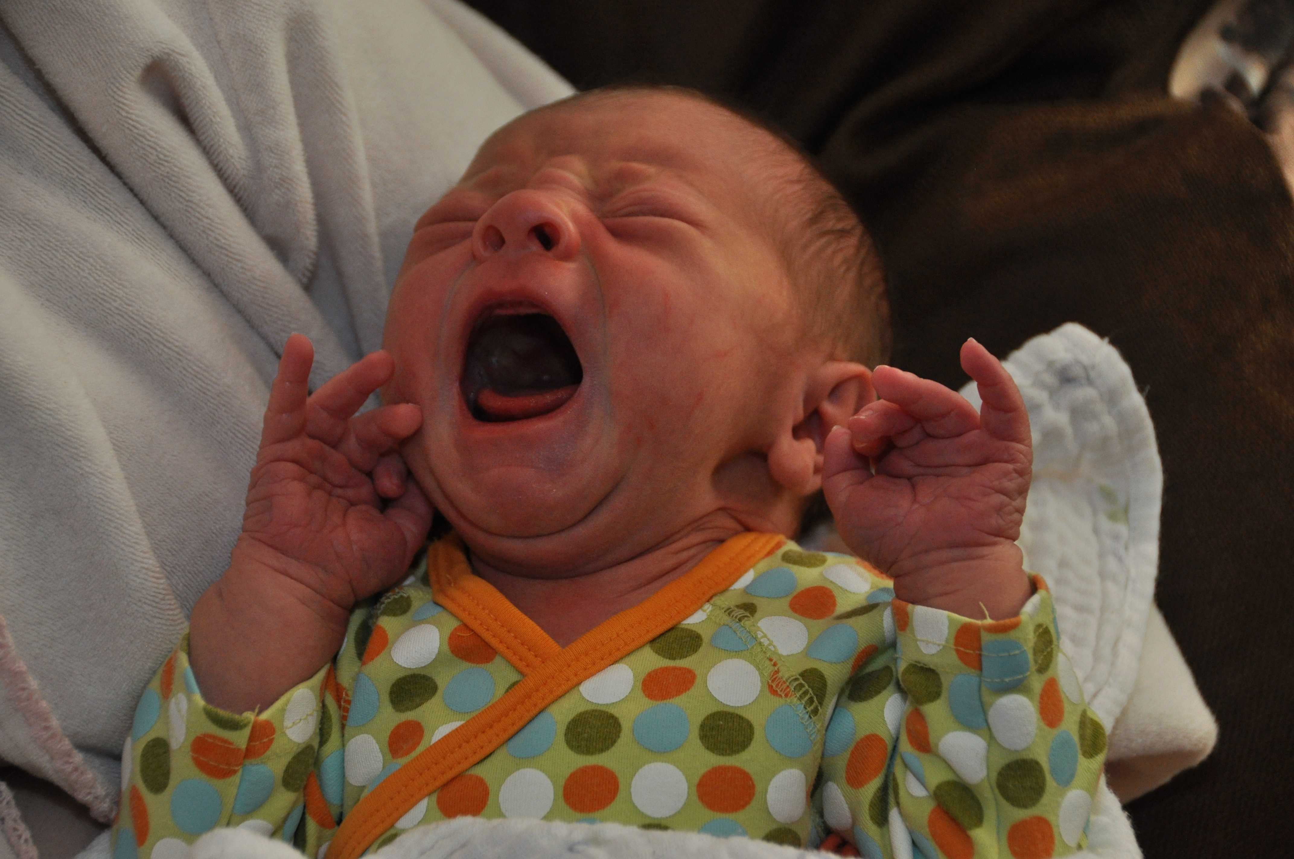 Короткая уздечка под языком у новорожденного