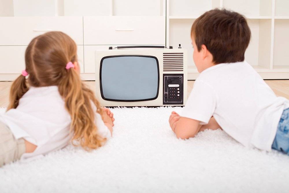 Можно ли новорожденному смотреть телевизор: советы доктора