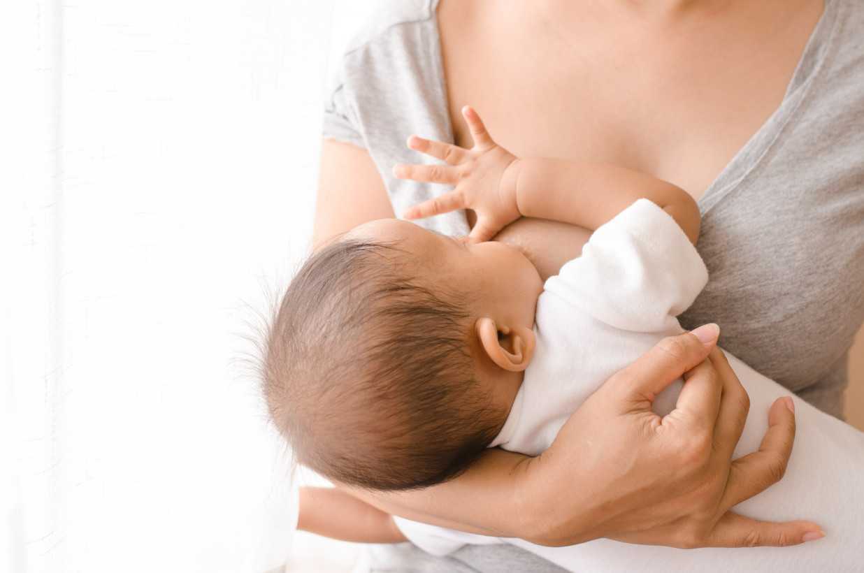 Гнездование при грудном вскармливании: что это и как делать?