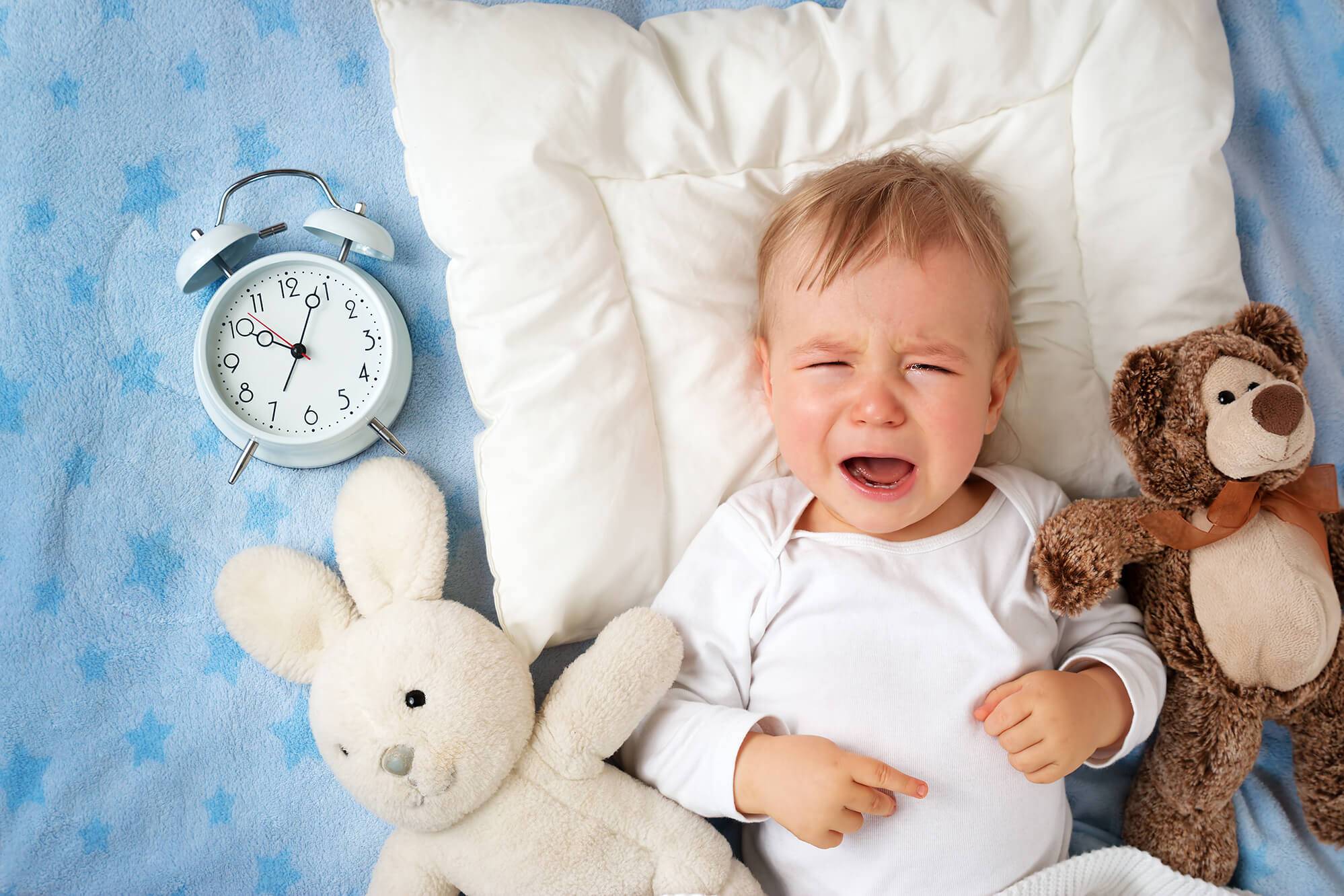 Ребенок плачет перед сном: почему малыш орет, истерит, кричит