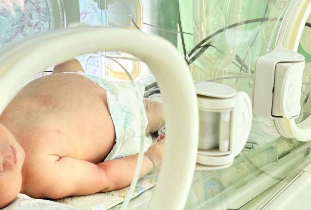Может ли новорожденный не заразиться простудой от мамы: что делать