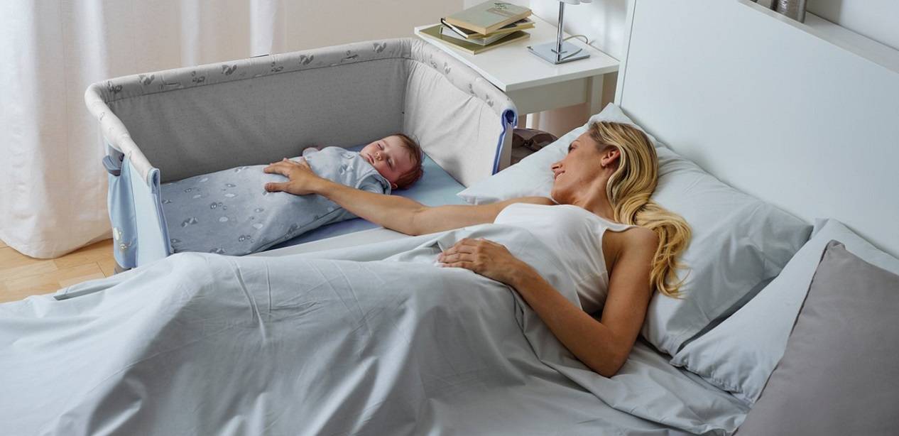 1 кровать с мамой. Совместный сон с ребенком. Кроватка детская рядом с кроватью мамы. Мама у кровати ребенка. Кровать для совместного сна с ребенком.