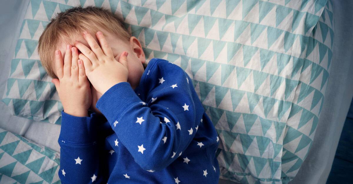 Ребенок засыпает всегда с плачем: что делать?