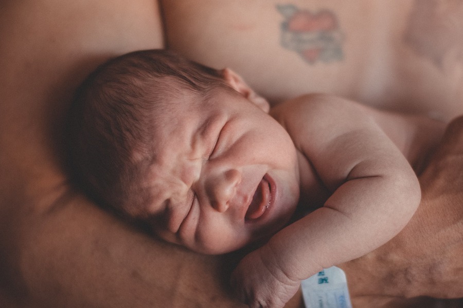 Новорожденные февраля. Фотосессия Ньюборн 2022. Выглаживание языка новорожденного ребенка.