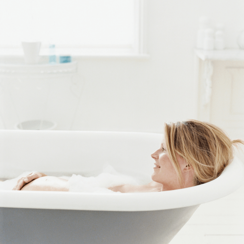 Принимать ванну во время беременности на ранних и поздних сроках. можно ли лежать в теплой и горячей ванне при беременности