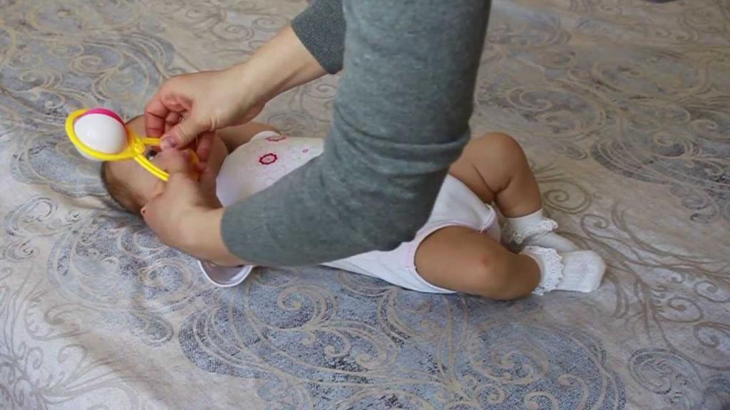 Со скольки месяцев грудничок начинает удерживать в ручках разнообразные игрушки и другие предметы?