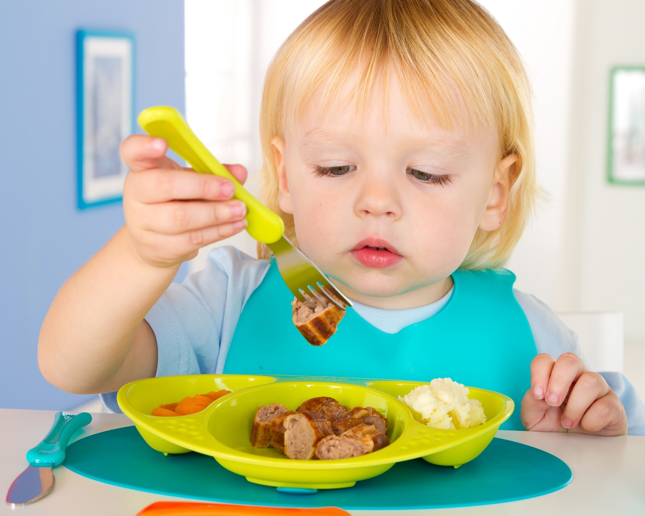 Как научить жевать кусочки. Маленький ребенок с едой. Еда для детей. Ребенок ест ложкой. Малыш кушает.