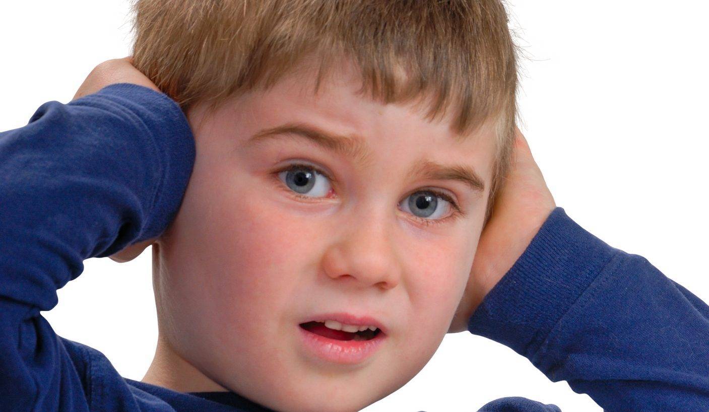 Ребенок боится громких звуков почему так бывает и что делать