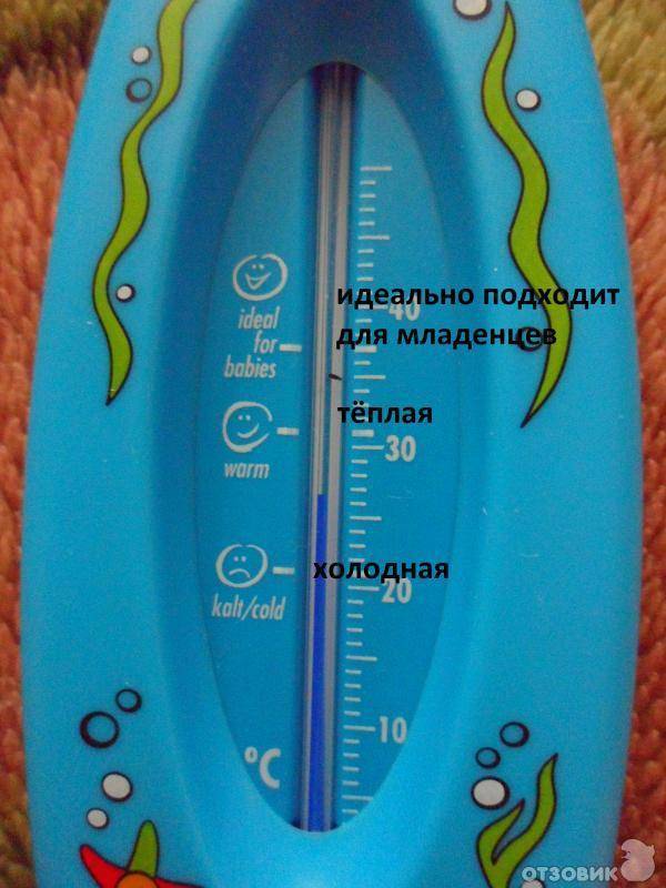 При какой температуре купать новорожденного ребенка в первый и последующие разы: при скольких градусах воды в ванночке можно это делать?