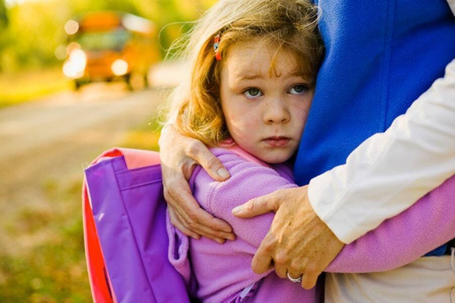 Ребенок боится других детей в 2 года на площадке: советы психолога