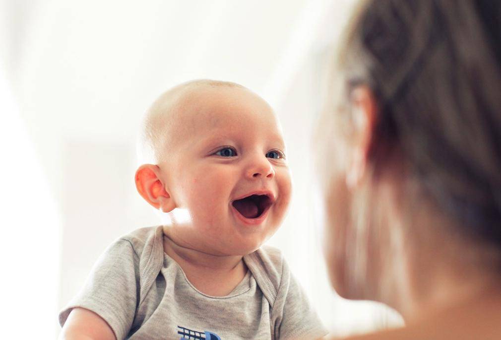6 способов для родителей превратить гуление и агуканье младенца в речь
