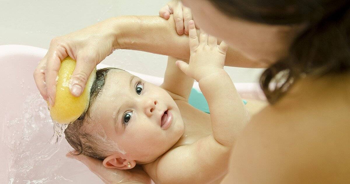 Как и чем мыть голову ребенку: 8 простых, но важных советов родителям