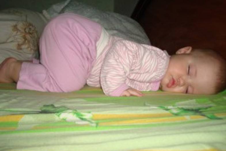 Ребенку 6 месяцев часто просыпается. Спящие малыши. Спящий ребенок на животе.