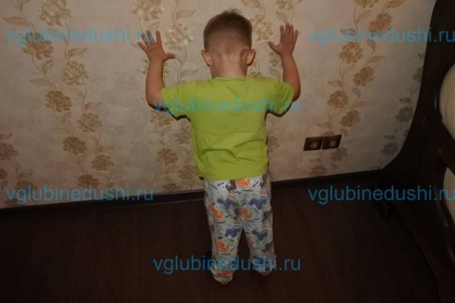 Ребенок бьется головой