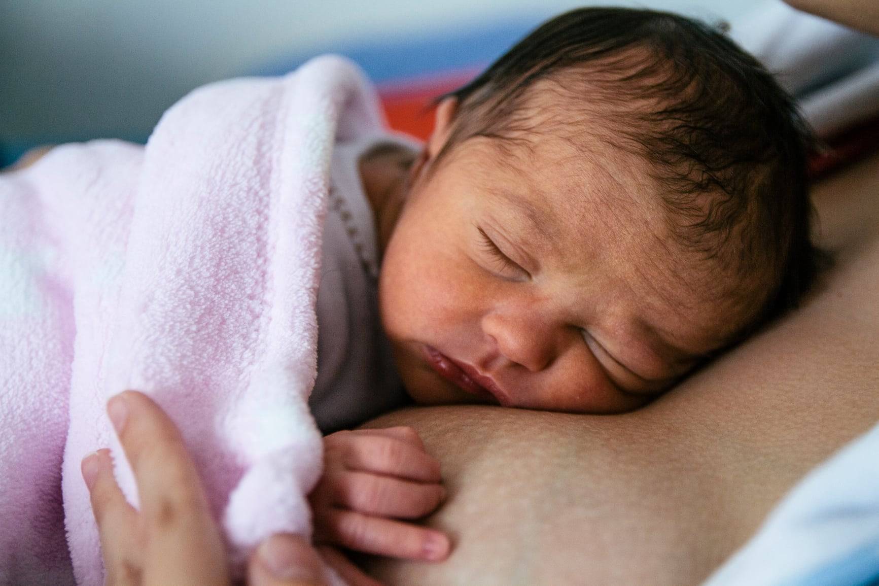 Невозможно отойти от ребенка — сразу просыпается: налаживаем сон малыша