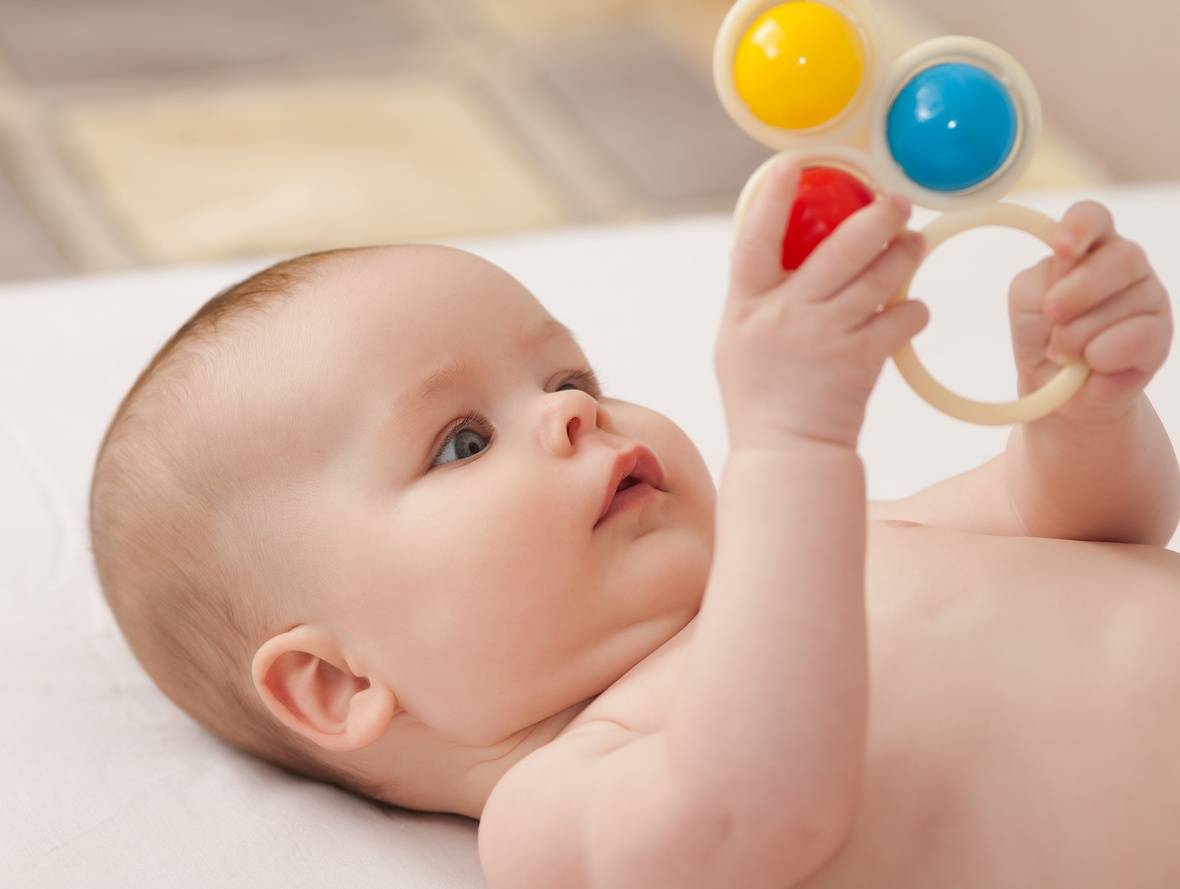 Использования 6 месяцев. Погремушки для малышей. Младенец с погремушкой. Игрушки для новорожденных. Игрушки для детей грудного возраста.