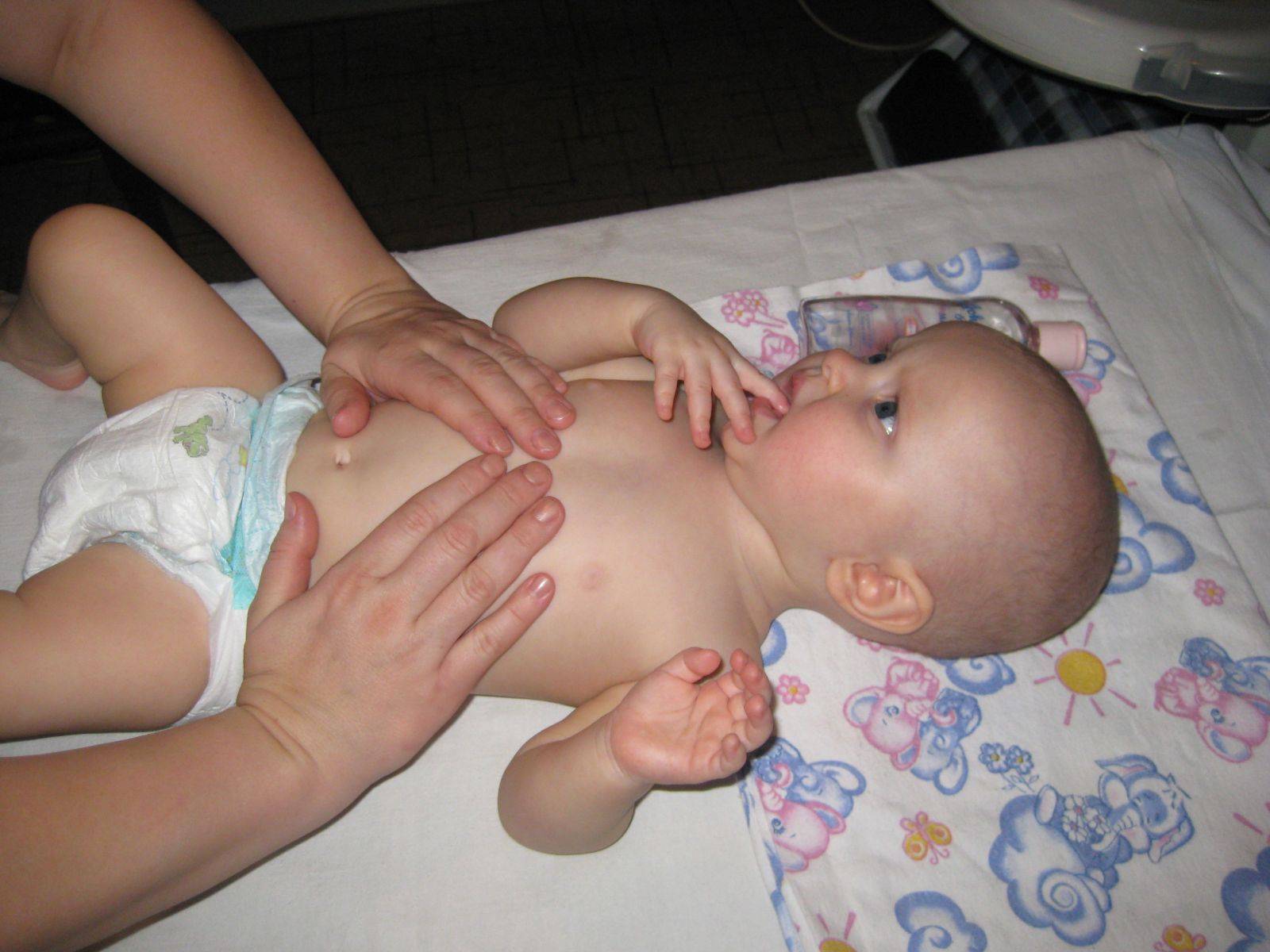 Ребенку год или больше: почему висит на груди?