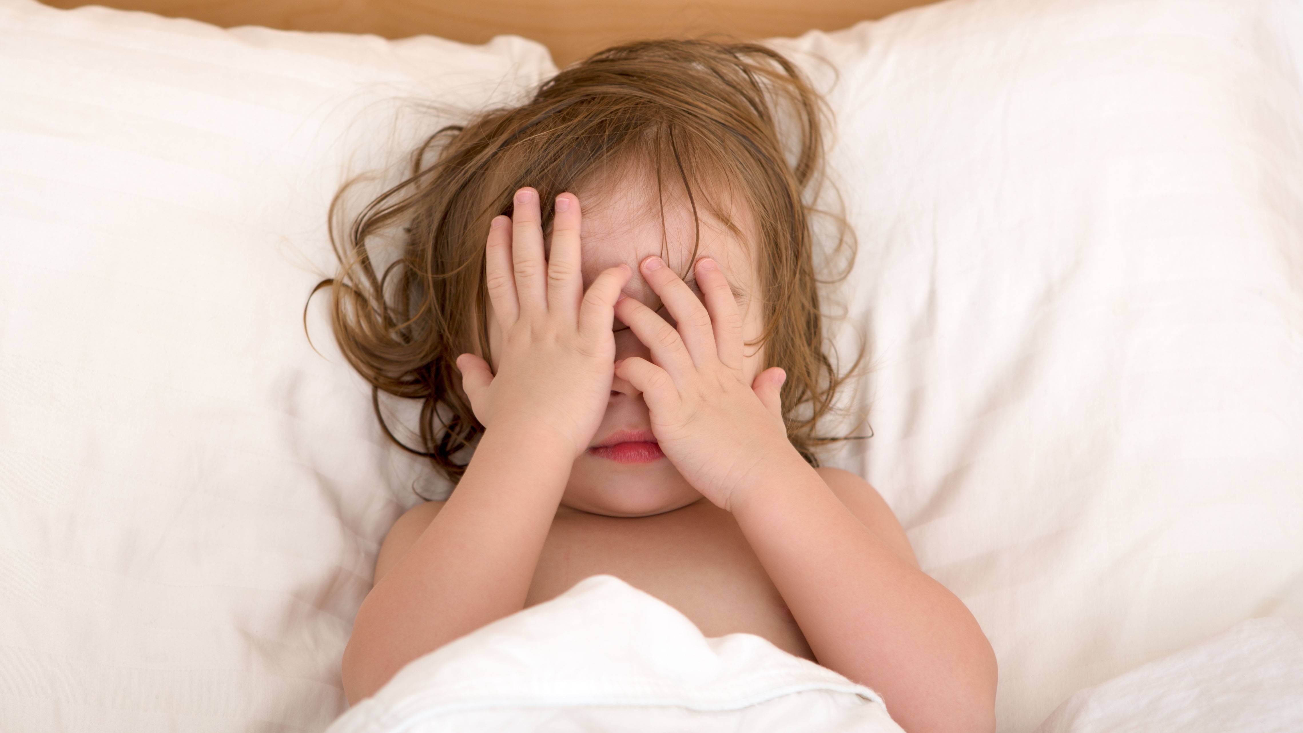 Причины, почему ребенок просыпается и плачет ночью