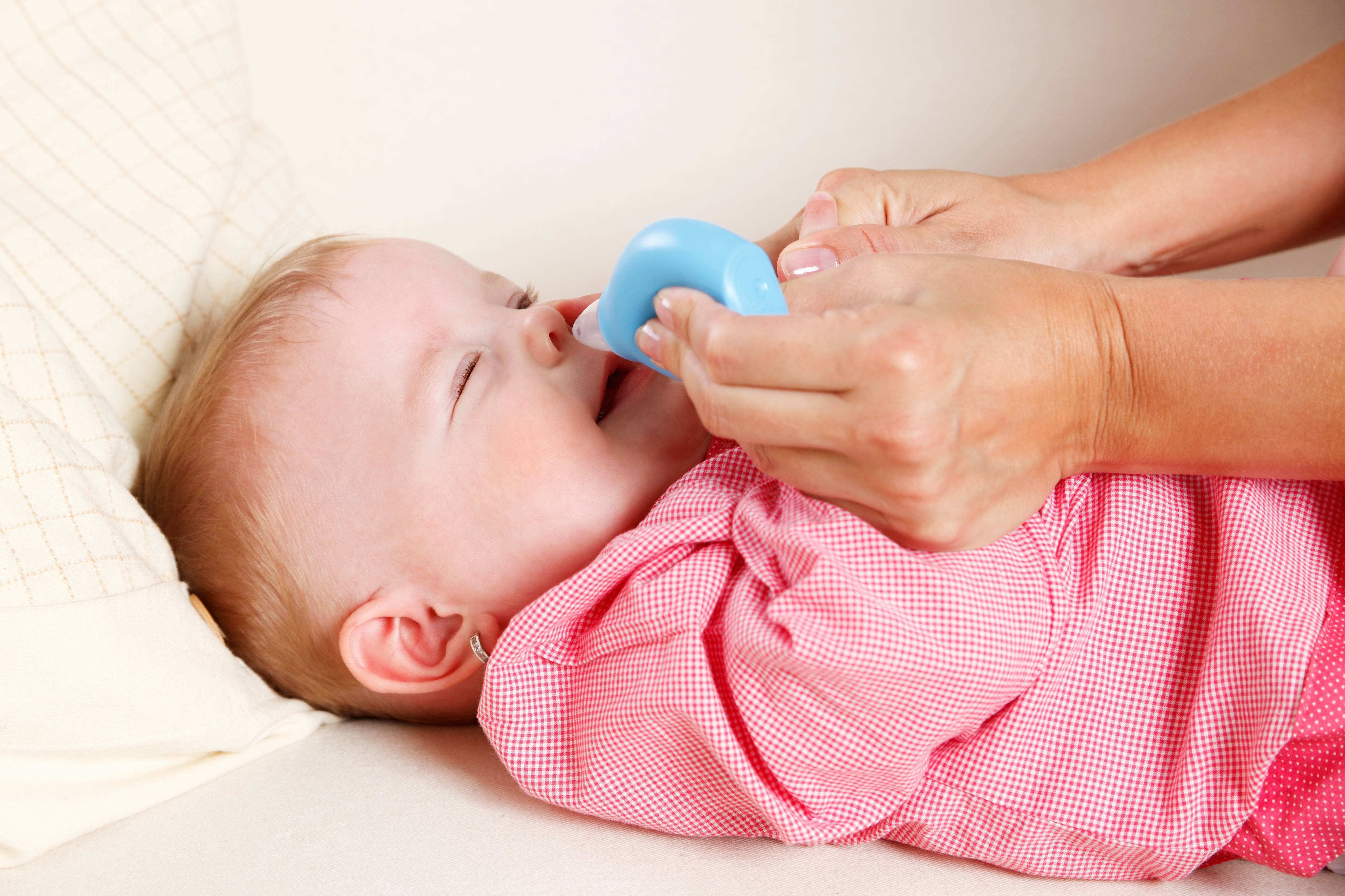 Новорожденным можно промывать. Промывание носа для новорожденных. Промывание носа грудничку. Промывание носа грудному ребенку. Насморк у грудничка.