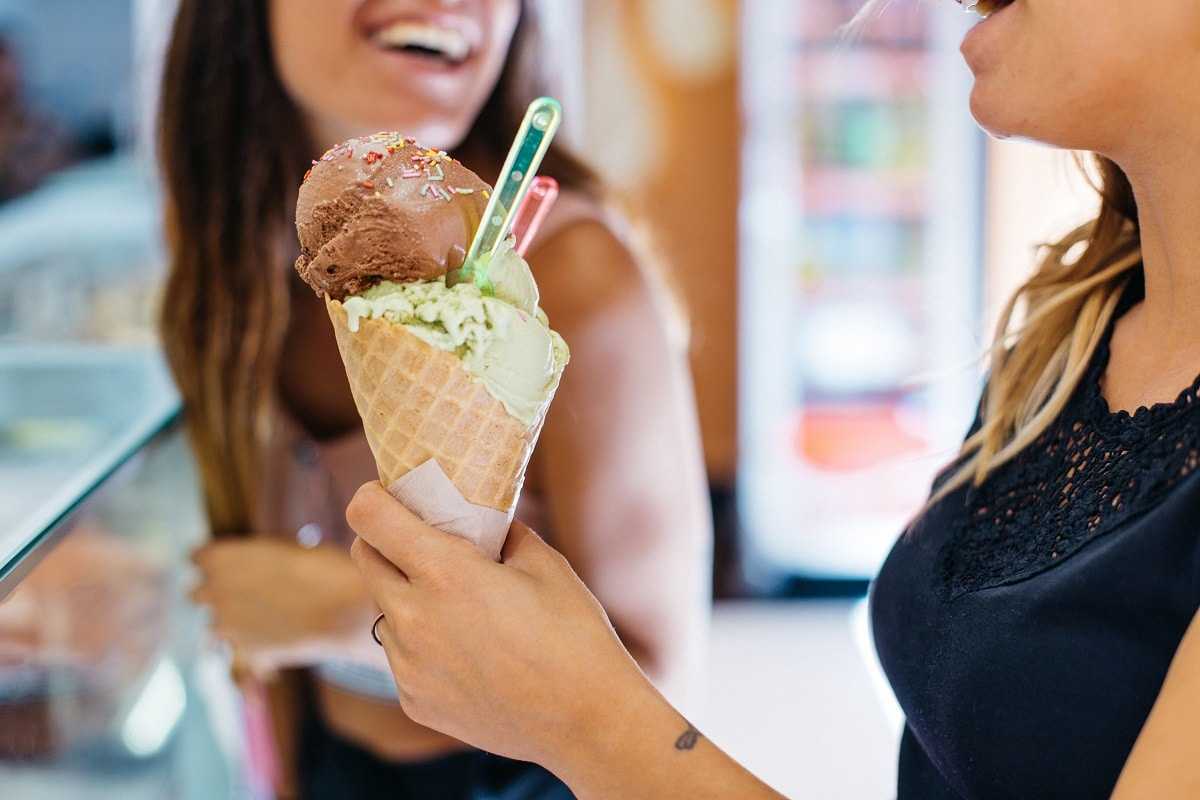 Мороженое учи. Мороженое. Кушать мороженое. Девушка и мороженое. Человек ест мороженое.
