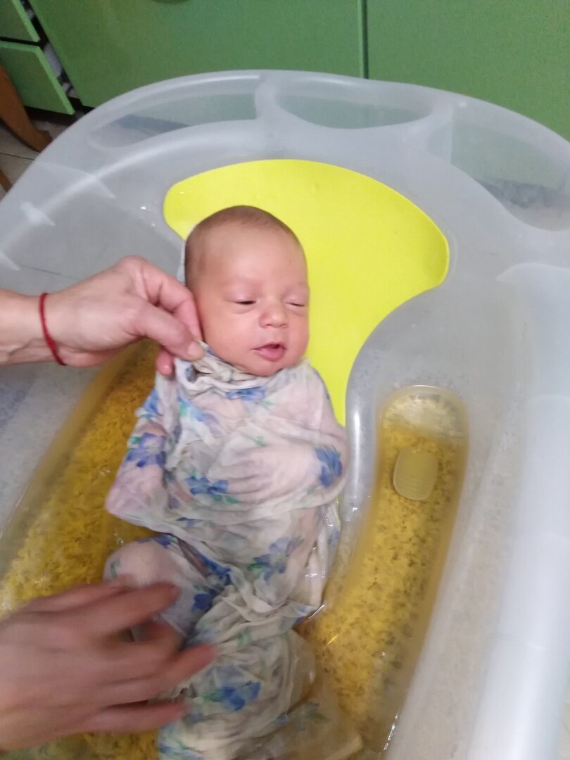 Можно кипяченую воду новорожденным. Пуканье новорожденного. Купание новорожденного ребенка. Вода для купания новорожденного. Температура воды для купания новорожденного ребенка.
