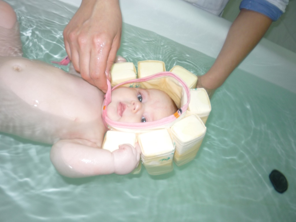 Купание малыша с мамой в ванне. Плавание грудничка в ванной. Купание малыша в большой ванне. Плавание грудничков в ванне. Упражнения в ванной для грудничков.