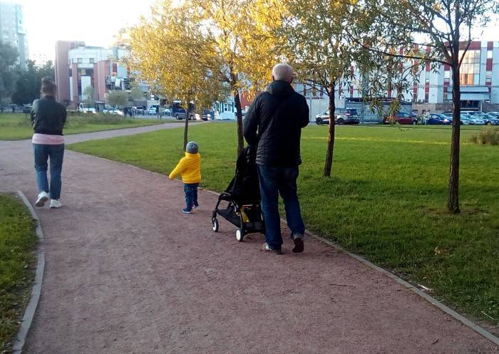 Можно гулять без родителей. Папа гуляет с ребенком в парке. Папа гуляет с ребенком на площадке. Ребенок гуляет без родителей. Ребенок не хочет гулять.