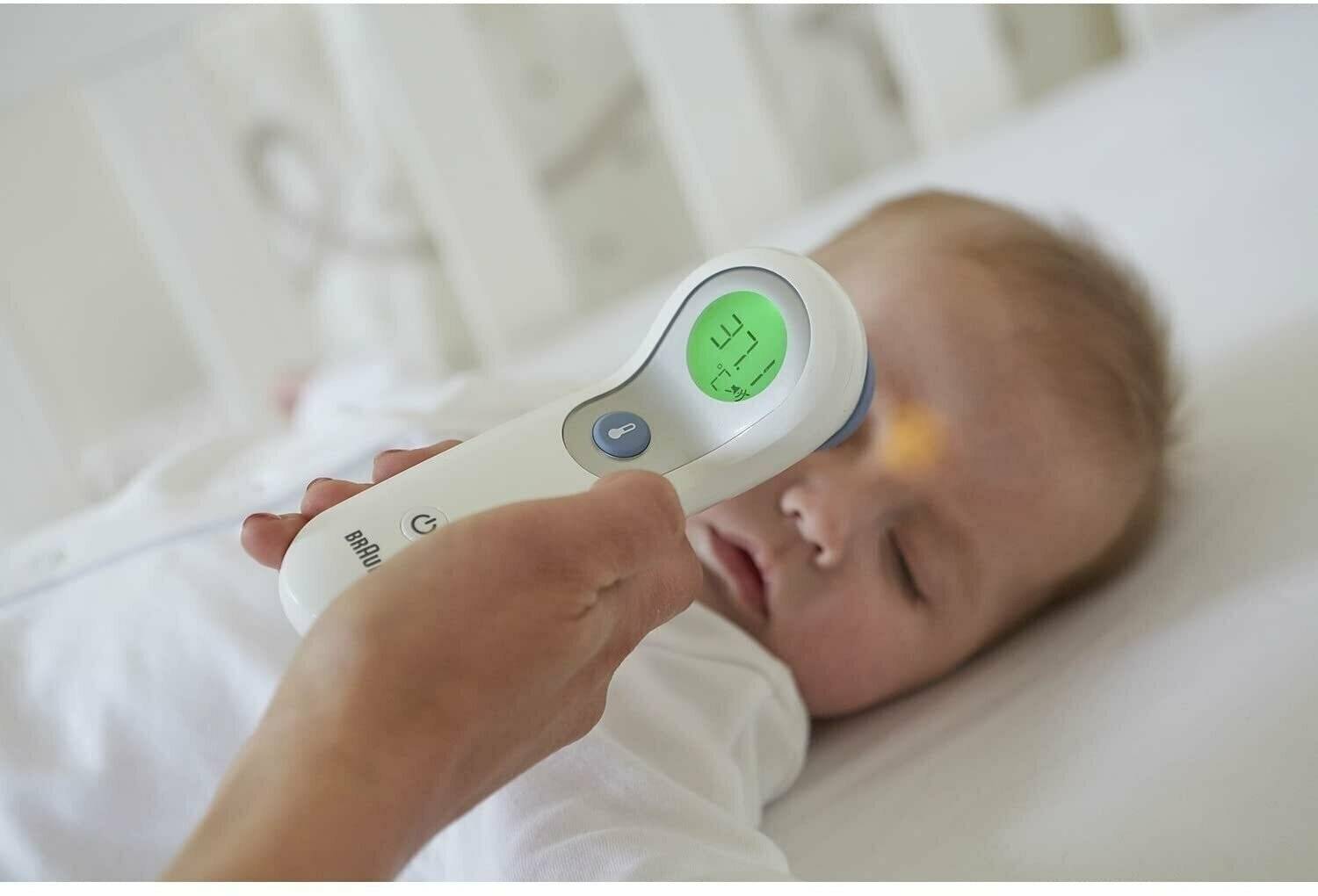 Ли измерить температуру телефоном. Ребенок с градусником. Бесконтактный термометр для детей. Термометр для новорожденных. Детский градусник для измерения температуры.