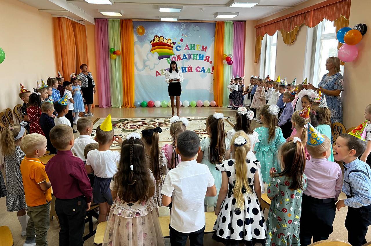 Ребенок не хочет идти в садик: почему плачет и не желает ходить, что делать, если истерит, отказывается одеваться, заниматься в детском учреждении, нужно ли водить?