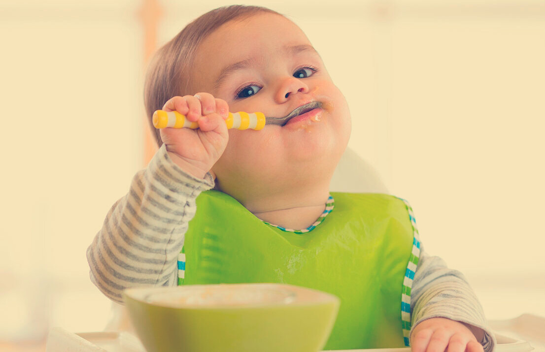 Ребенок учится есть сам. Ребенок сам ест ложкой. Когда малыш начинает сам кушать с ложкой. Маленький ребенок ест ложкой. Когда ребёнок сам ест ложкой.