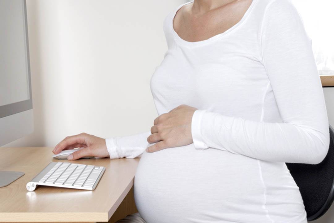 Безопасна ли работа для беременной перед компьютером: сколько сидеть, стоит ли делать перерыв каждые 2 часа и какие нормы по законодательству