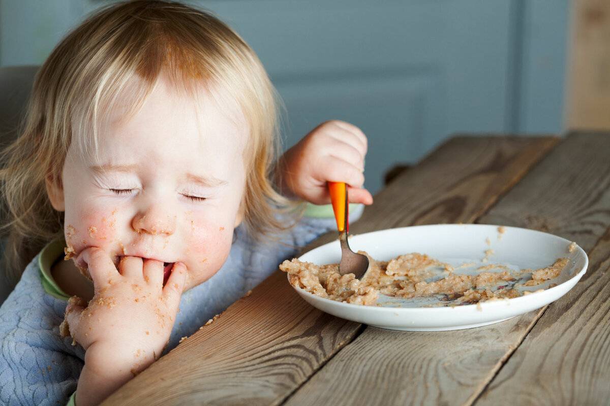 Почему дети плюются едой: 3 причины, о которых должна знать мама