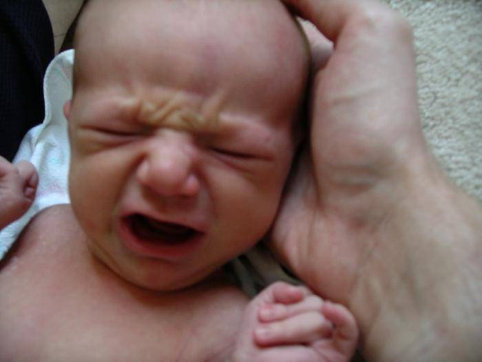 Почему у новорожденного трясется нижняя губа: причина, что делать