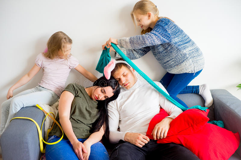 5 фраз родителей, которые мешают ребенку учиться самостоятельно