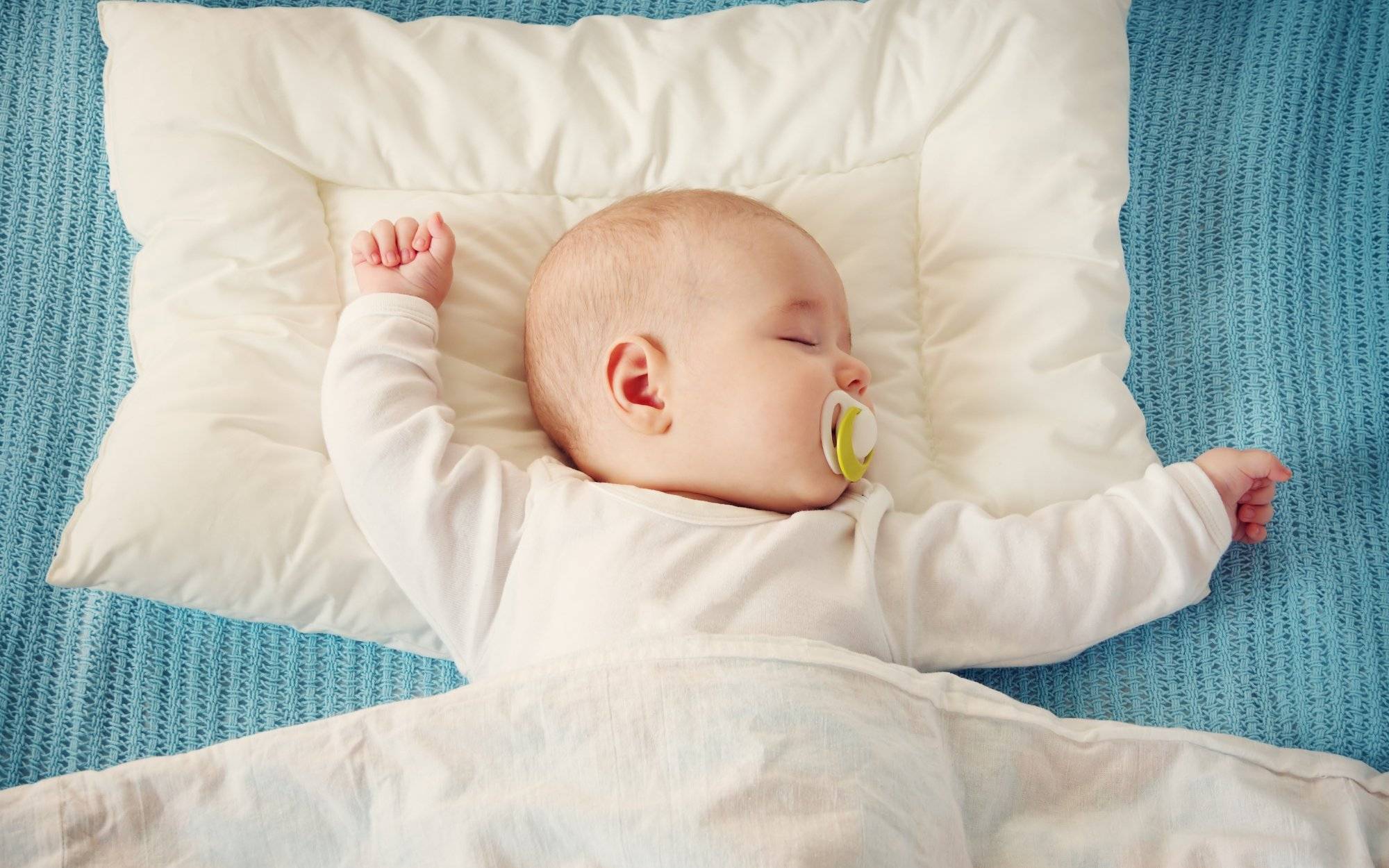Можно новорожденному спать на подушке. Подушка для новорожденного. Ребенок подушка для детей. Подушка для ребенка 6 месяцев. Подушки для младенцев по месяцам.
