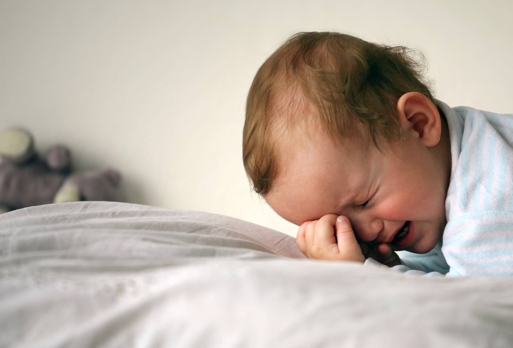 Новорожденный плачет вечером перед сном — почему вечером истерика